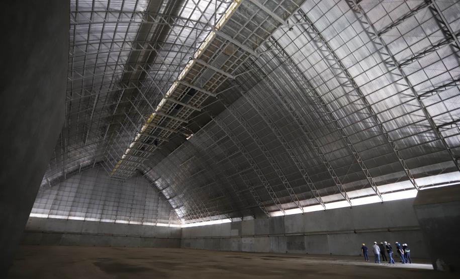 No próximo mês, o terminal se integra ao Corredor de Exportação Oeste, no novo berço 201. O armazém tem capacidade estática de 55 mil toneladas e a capacidade de expedição, na correia transportadora, é de 2 mil toneladas/hora. O investimento privado é de R$ 100 milhões.