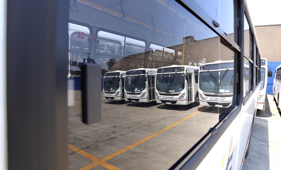 Primeiro lote de um total de 440 veículos partiu nesta quinta-feira (15), com destino ao Congo, no continente africano. Com isso, o porto paranaense reafirma sua posição como principal porta de saída de ônibus e micro-ônibus produzidos no Brasil.