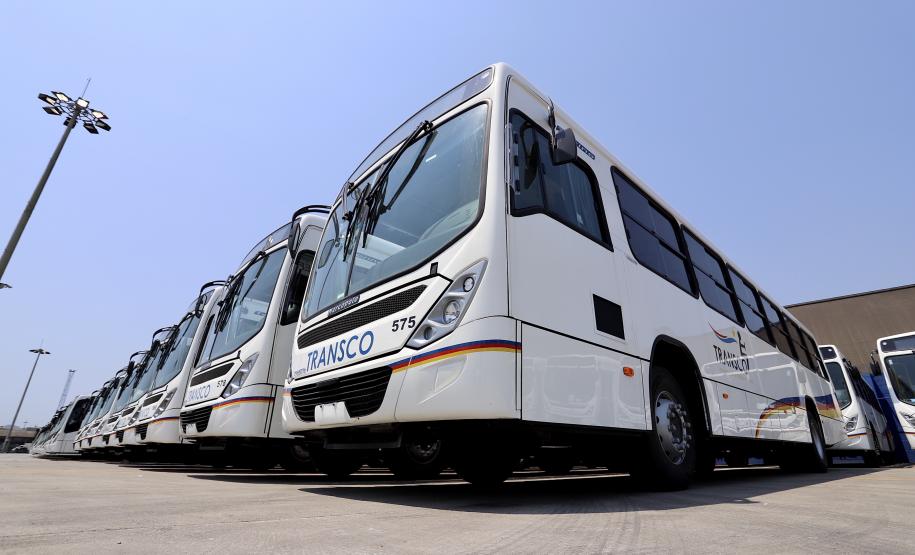 Primeiro lote de um total de 440 veículos partiu nesta quinta-feira (15), com destino ao Congo, no continente africano. Com isso, o porto paranaense reafirma sua posição como principal porta de saída de ônibus e micro-ônibus produzidos no Brasil.