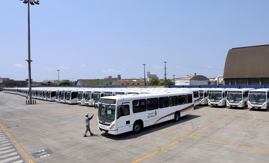 Primeiro lote de um total de 440 veículos partiu nesta quinta-feira (15), com destino ao Congo, no continente africano. Com isso, o porto paranaense reafirma sua posição como principal porta de saída de ônibus e micro-ônibus produzidos no Brasil.