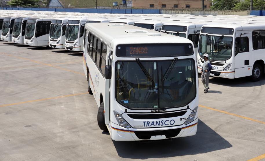 Primeiro lote de um total de 440 veículos partiu nesta quinta-feira (15), com destino ao Congo, no continente africano. Com isso, o porto paranaense reafirma sua posição como principal porta de saída de ônibus e micro-ônibus produzidos no Brasil.