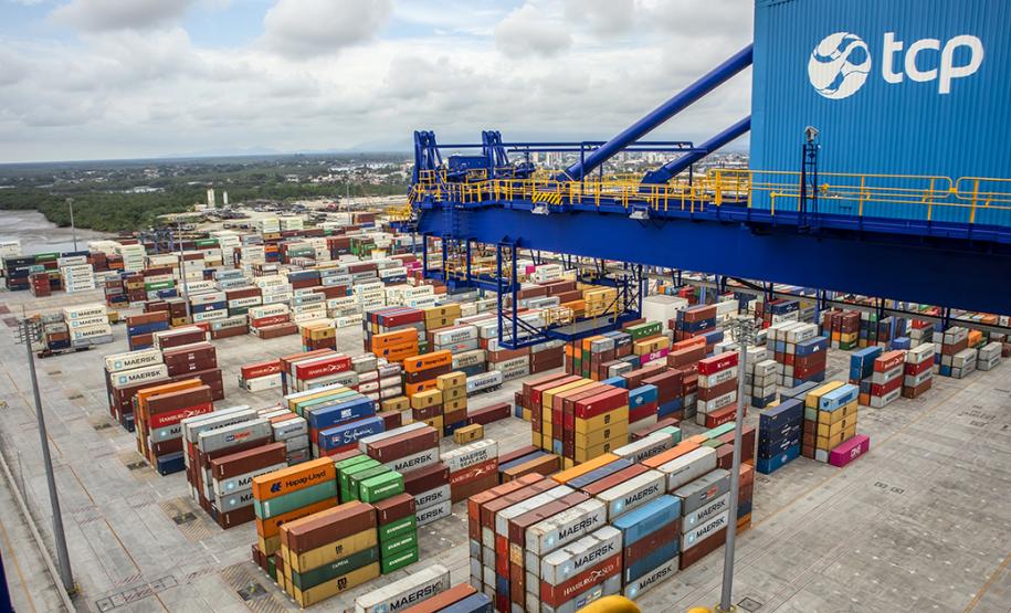 Os portos do Paraná se consolidam como rota dos navios conteineiros de grande capacidade de carga na América Latina. Nos últimos dois meses, o Terminal de Contêineres de Paranaguá recebeu cinco embarcações com capacidade para carregar quase 12 mil unidades de contêineres, equivalentes a 20 pés. Um sexto navio desse porte chega ao terminal paranaense, neste sábado (31).