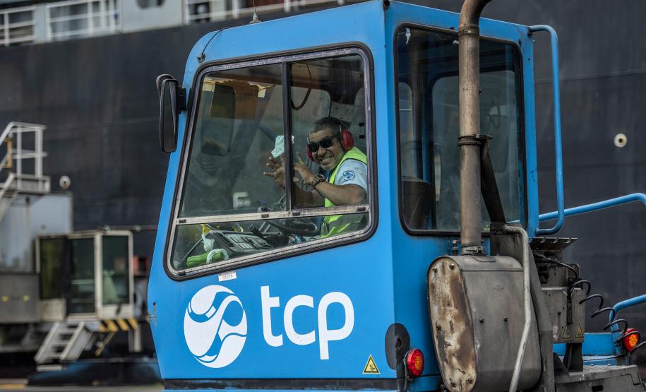 Os portos do Paraná se consolidam como rota dos navios conteineiros de grande capacidade de carga na América Latina. Nos últimos dois meses, o Terminal de Contêineres de Paranaguá recebeu cinco embarcações com capacidade para carregar quase 12 mil unidades de contêineres, equivalentes a 20 pés. Um sexto navio desse porte chega ao terminal paranaense, neste sábado (31).