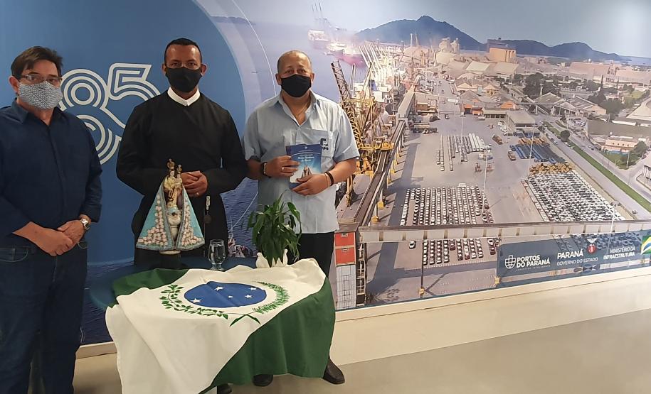 Os trabalhadores da Portos do Paraná, empresas terceirizadas, portuários avulsos e demais funcionários a serviço no Porto de Paranaguá receberam uma bênção especial na tarde desta terça-feira (3). As sedes administrativa e operacional foram uma das paradas da imagem de Nossa Senhora do Rocio na tradicional peregrinação que antecede a festa da padroeira do Estado.