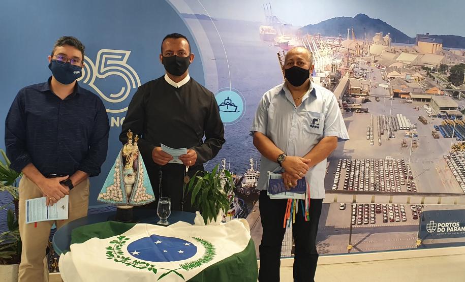 Os trabalhadores da Portos do Paraná, empresas terceirizadas, portuários avulsos e demais funcionários a serviço no Porto de Paranaguá receberam uma bênção especial na tarde desta terça-feira (3). As sedes administrativa e operacional foram uma das paradas da imagem de Nossa Senhora do Rocio na tradicional peregrinação que antecede a festa da padroeira do Estado.