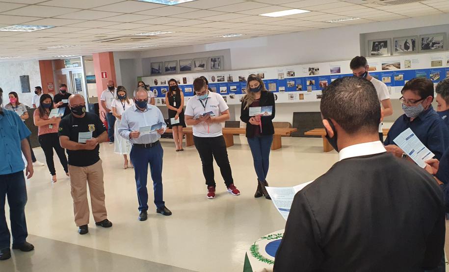 Os trabalhadores da Portos do Paraná, empresas terceirizadas, portuários avulsos e demais funcionários a serviço no Porto de Paranaguá receberam uma bênção especial na tarde desta terça-feira (3). As sedes administrativa e operacional foram uma das paradas da imagem de Nossa Senhora do Rocio na tradicional peregrinação que antecede a festa da padroeira do Estado.