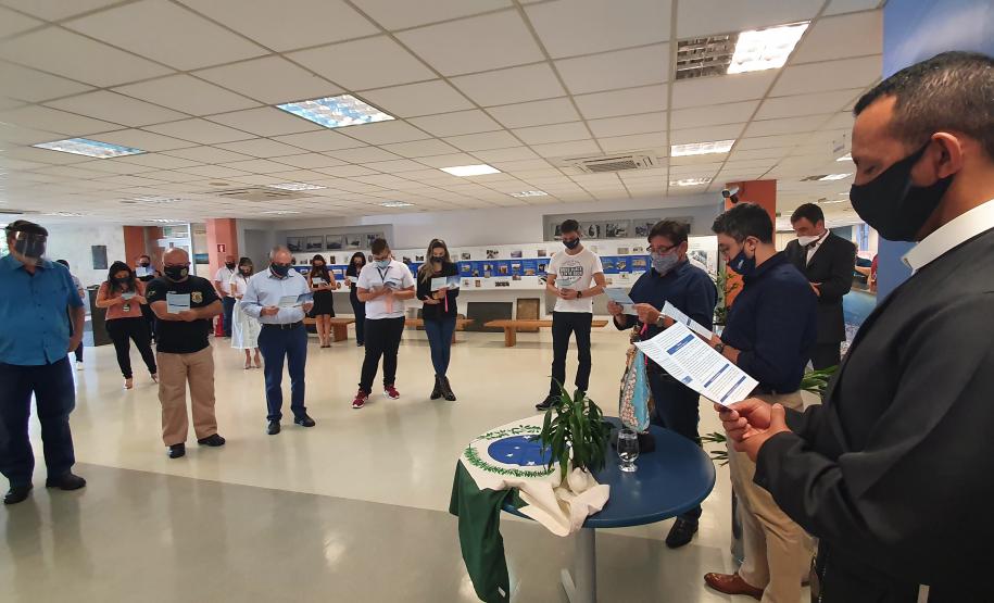 Os trabalhadores da Portos do Paraná, empresas terceirizadas, portuários avulsos e demais funcionários a serviço no Porto de Paranaguá receberam uma bênção especial na tarde desta terça-feira (3). As sedes administrativa e operacional foram uma das paradas da imagem de Nossa Senhora do Rocio na tradicional peregrinação que antecede a festa da padroeira do Estado.