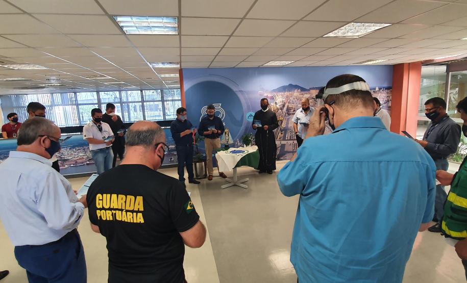Os trabalhadores da Portos do Paraná, empresas terceirizadas, portuários avulsos e demais funcionários a serviço no Porto de Paranaguá receberam uma bênção especial na tarde desta terça-feira (3). As sedes administrativa e operacional foram uma das paradas da imagem de Nossa Senhora do Rocio na tradicional peregrinação que antecede a festa da padroeira do Estado.