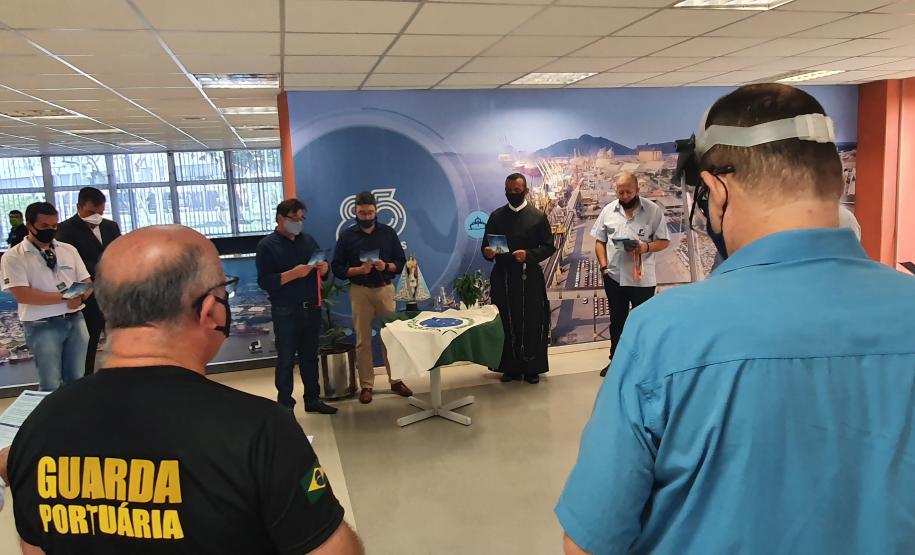 Os trabalhadores da Portos do Paraná, empresas terceirizadas, portuários avulsos e demais funcionários a serviço no Porto de Paranaguá receberam uma bênção especial na tarde desta terça-feira (3). As sedes administrativa e operacional foram uma das paradas da imagem de Nossa Senhora do Rocio na tradicional peregrinação que antecede a festa da padroeira do Estado.
