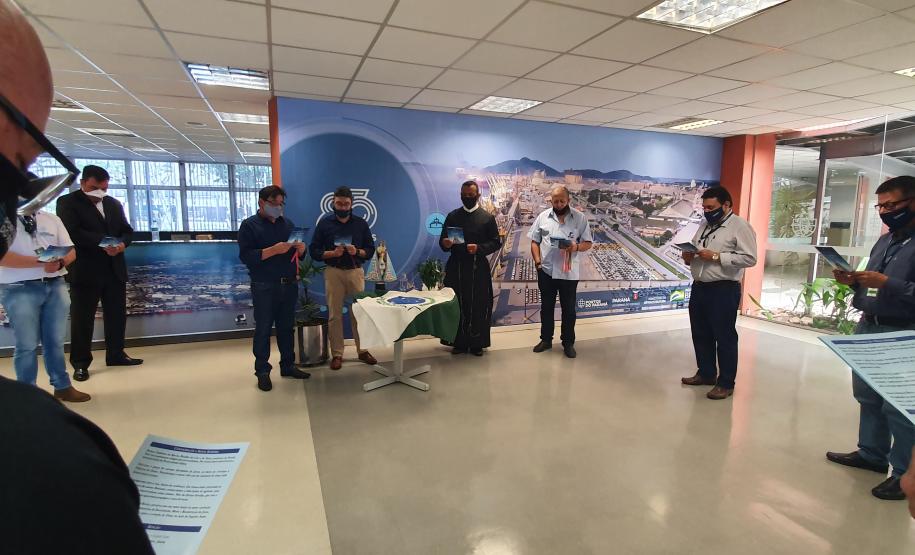 Os trabalhadores da Portos do Paraná, empresas terceirizadas, portuários avulsos e demais funcionários a serviço no Porto de Paranaguá receberam uma bênção especial na tarde desta terça-feira (3). As sedes administrativa e operacional foram uma das paradas da imagem de Nossa Senhora do Rocio na tradicional peregrinação que antecede a festa da padroeira do Estado.