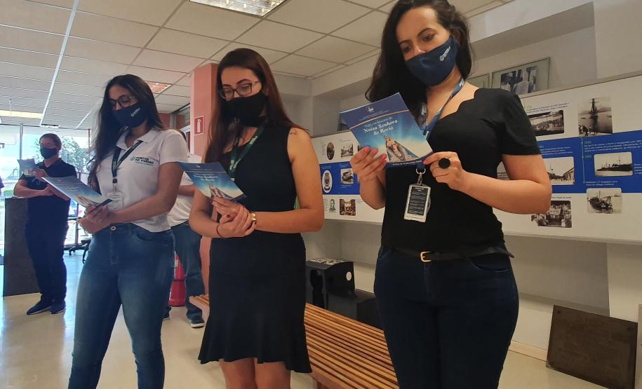 Os trabalhadores da Portos do Paraná, empresas terceirizadas, portuários avulsos e demais funcionários a serviço no Porto de Paranaguá receberam uma bênção especial na tarde desta terça-feira (3). As sedes administrativa e operacional foram uma das paradas da imagem de Nossa Senhora do Rocio na tradicional peregrinação que antecede a festa da padroeira do Estado.