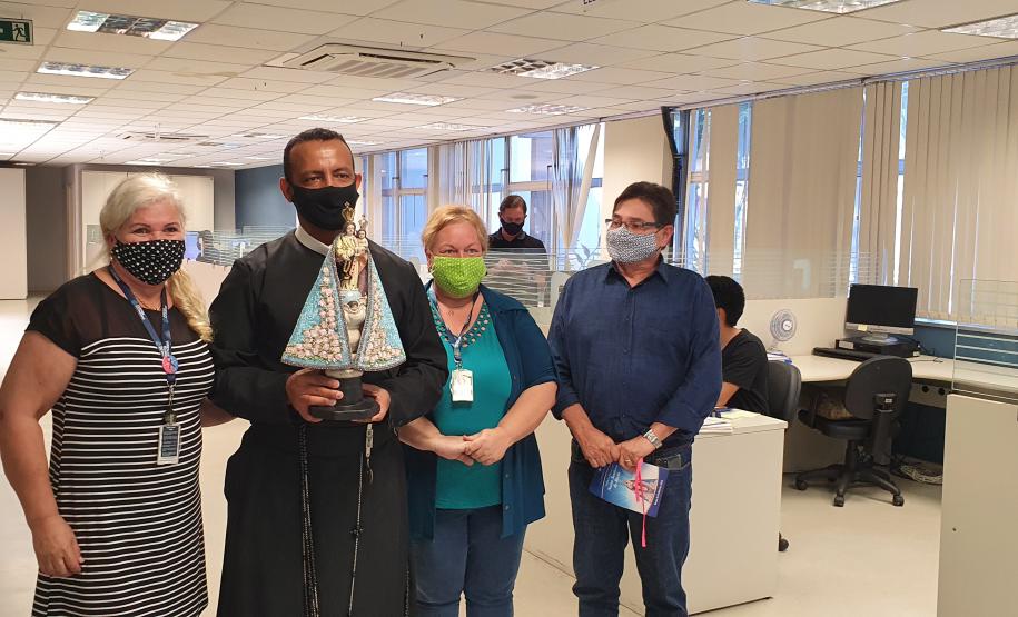 Os trabalhadores da Portos do Paraná, empresas terceirizadas, portuários avulsos e demais funcionários a serviço no Porto de Paranaguá receberam uma bênção especial na tarde desta terça-feira (3). As sedes administrativa e operacional foram uma das paradas da imagem de Nossa Senhora do Rocio na tradicional peregrinação que antecede a festa da padroeira do Estado.