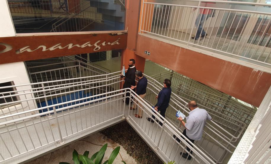 Os trabalhadores da Portos do Paraná, empresas terceirizadas, portuários avulsos e demais funcionários a serviço no Porto de Paranaguá receberam uma bênção especial na tarde desta terça-feira (3). As sedes administrativa e operacional foram uma das paradas da imagem de Nossa Senhora do Rocio na tradicional peregrinação que antecede a festa da padroeira do Estado.