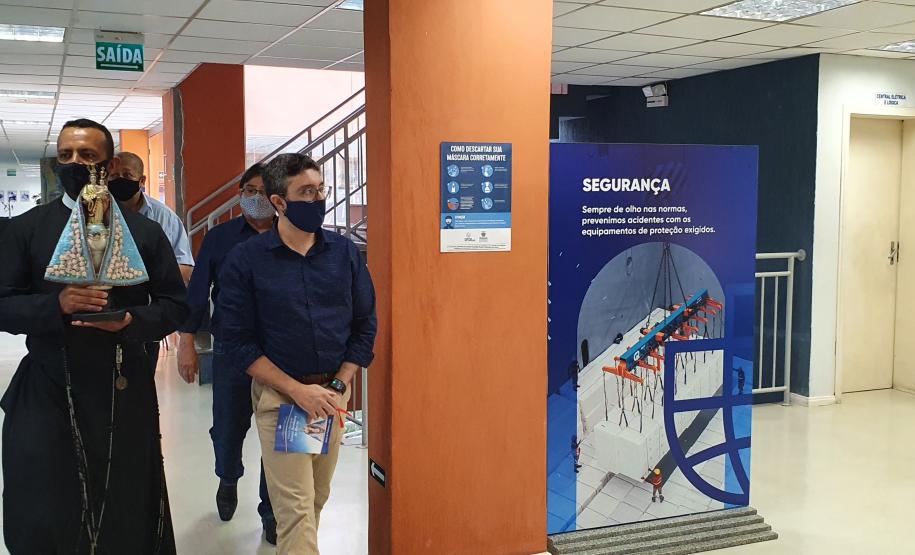 Os trabalhadores da Portos do Paraná, empresas terceirizadas, portuários avulsos e demais funcionários a serviço no Porto de Paranaguá receberam uma bênção especial na tarde desta terça-feira (3). As sedes administrativa e operacional foram uma das paradas da imagem de Nossa Senhora do Rocio na tradicional peregrinação que antecede a festa da padroeira do Estado.