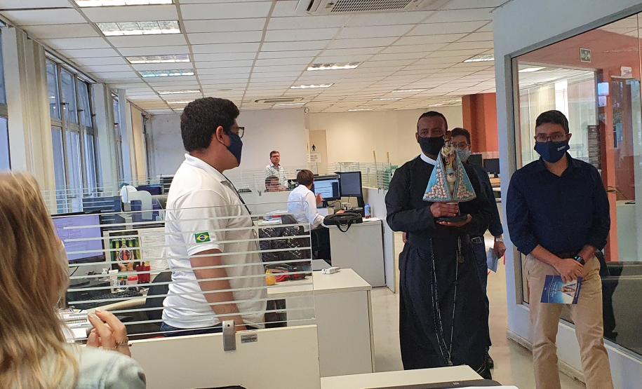 Os trabalhadores da Portos do Paraná, empresas terceirizadas, portuários avulsos e demais funcionários a serviço no Porto de Paranaguá receberam uma bênção especial na tarde desta terça-feira (3). As sedes administrativa e operacional foram uma das paradas da imagem de Nossa Senhora do Rocio na tradicional peregrinação que antecede a festa da padroeira do Estado.
