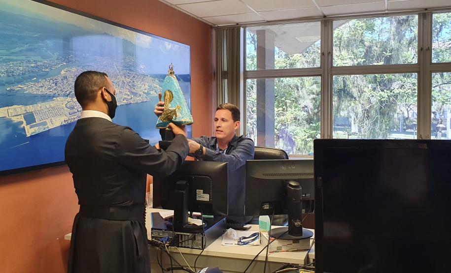 Os trabalhadores da Portos do Paraná, empresas terceirizadas, portuários avulsos e demais funcionários a serviço no Porto de Paranaguá receberam uma bênção especial na tarde desta terça-feira (3). As sedes administrativa e operacional foram uma das paradas da imagem de Nossa Senhora do Rocio na tradicional peregrinação que antecede a festa da padroeira do Estado.