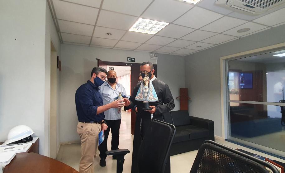 Os trabalhadores da Portos do Paraná, empresas terceirizadas, portuários avulsos e demais funcionários a serviço no Porto de Paranaguá receberam uma bênção especial na tarde desta terça-feira (3). As sedes administrativa e operacional foram uma das paradas da imagem de Nossa Senhora do Rocio na tradicional peregrinação que antecede a festa da padroeira do Estado.