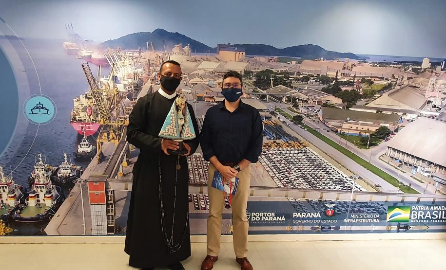 Os trabalhadores da Portos do Paraná, empresas terceirizadas, portuários avulsos e demais funcionários a serviço no Porto de Paranaguá receberam uma bênção especial na tarde desta terça-feira (3). As sedes administrativa e operacional foram uma das paradas da imagem de Nossa Senhora do Rocio na tradicional peregrinação que antecede a festa da padroeira do Estado.
