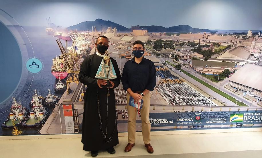 Os trabalhadores da Portos do Paraná, empresas terceirizadas, portuários avulsos e demais funcionários a serviço no Porto de Paranaguá receberam uma bênção especial na tarde desta terça-feira (3). As sedes administrativa e operacional foram uma das paradas da imagem de Nossa Senhora do Rocio na tradicional peregrinação que antecede a festa da padroeira do Estado.