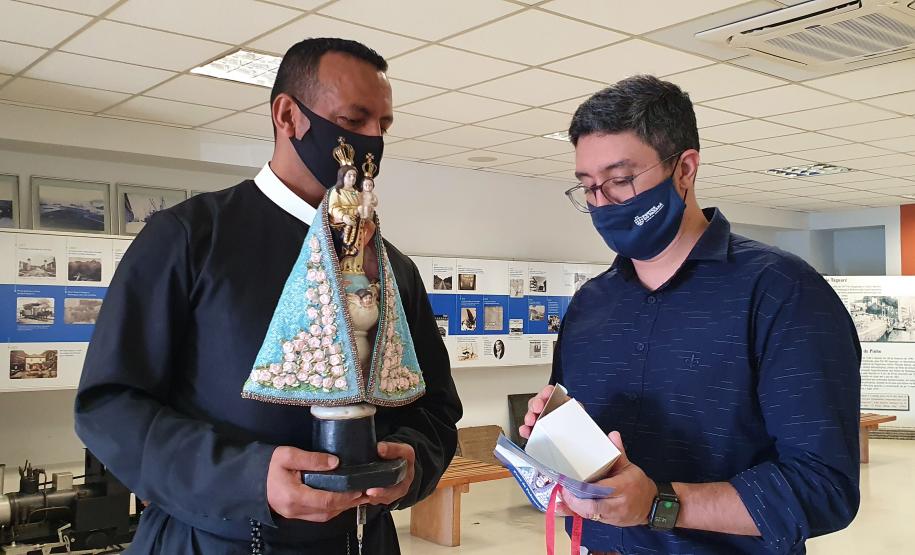 Os trabalhadores da Portos do Paraná, empresas terceirizadas, portuários avulsos e demais funcionários a serviço no Porto de Paranaguá receberam uma bênção especial na tarde desta terça-feira (3). As sedes administrativa e operacional foram uma das paradas da imagem de Nossa Senhora do Rocio na tradicional peregrinação que antecede a festa da padroeira do Estado.