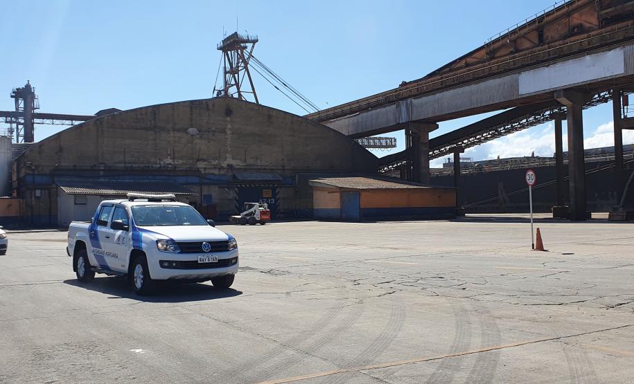 Os trabalhadores da Portos do Paraná, empresas terceirizadas, portuários avulsos e demais funcionários a serviço no Porto de Paranaguá receberam uma bênção especial na tarde desta terça-feira (3). As sedes administrativa e operacional foram uma das paradas da imagem de Nossa Senhora do Rocio na tradicional peregrinação que antecede a festa da padroeira do Estado.