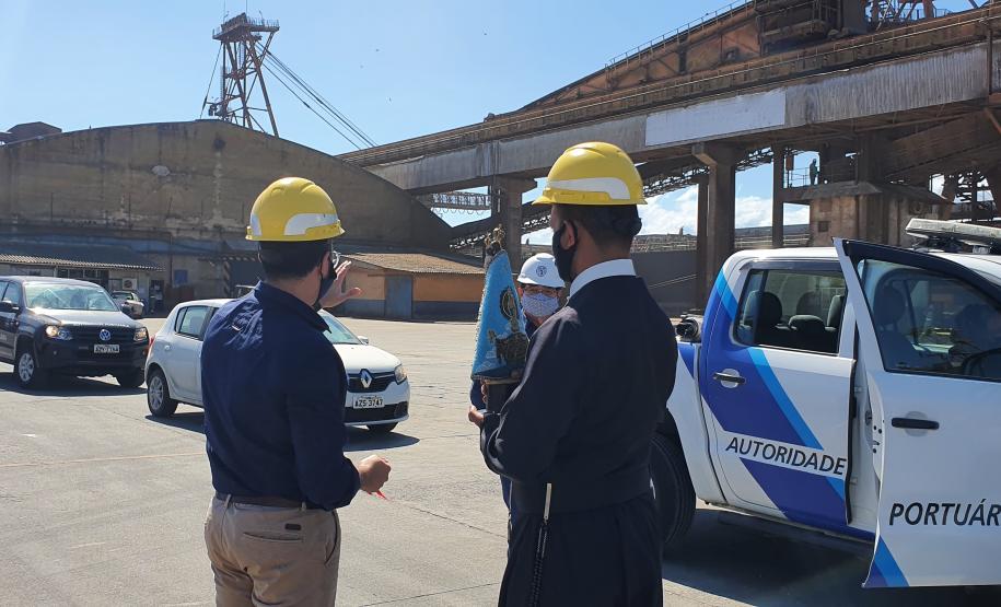 Os trabalhadores da Portos do Paraná, empresas terceirizadas, portuários avulsos e demais funcionários a serviço no Porto de Paranaguá receberam uma bênção especial na tarde desta terça-feira (3). As sedes administrativa e operacional foram uma das paradas da imagem de Nossa Senhora do Rocio na tradicional peregrinação que antecede a festa da padroeira do Estado.