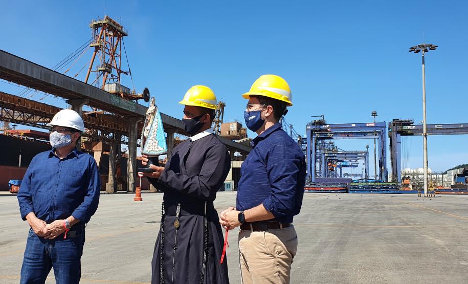 Os trabalhadores da Portos do Paraná, empresas terceirizadas, portuários avulsos e demais funcionários a serviço no Porto de Paranaguá receberam uma bênção especial na tarde desta terça-feira (3). As sedes administrativa e operacional foram uma das paradas da imagem de Nossa Senhora do Rocio na tradicional peregrinação que antecede a festa da padroeira do Estado.