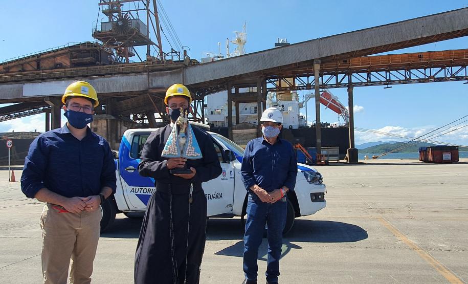 Os trabalhadores da Portos do Paraná, empresas terceirizadas, portuários avulsos e demais funcionários a serviço no Porto de Paranaguá receberam uma bênção especial na tarde desta terça-feira (3). As sedes administrativa e operacional foram uma das paradas da imagem de Nossa Senhora do Rocio na tradicional peregrinação que antecede a festa da padroeira do Estado.