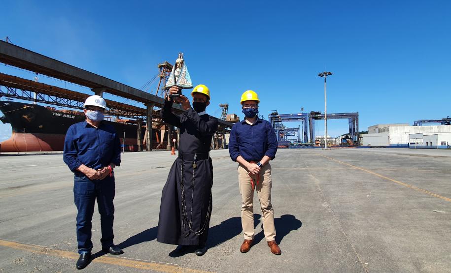 Os trabalhadores da Portos do Paraná, empresas terceirizadas, portuários avulsos e demais funcionários a serviço no Porto de Paranaguá receberam uma bênção especial na tarde desta terça-feira (3). As sedes administrativa e operacional foram uma das paradas da imagem de Nossa Senhora do Rocio na tradicional peregrinação que antecede a festa da padroeira do Estado.