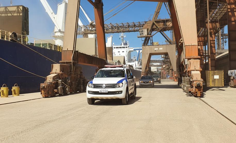 Os trabalhadores da Portos do Paraná, empresas terceirizadas, portuários avulsos e demais funcionários a serviço no Porto de Paranaguá receberam uma bênção especial na tarde desta terça-feira (3). As sedes administrativa e operacional foram uma das paradas da imagem de Nossa Senhora do Rocio na tradicional peregrinação que antecede a festa da padroeira do Estado.