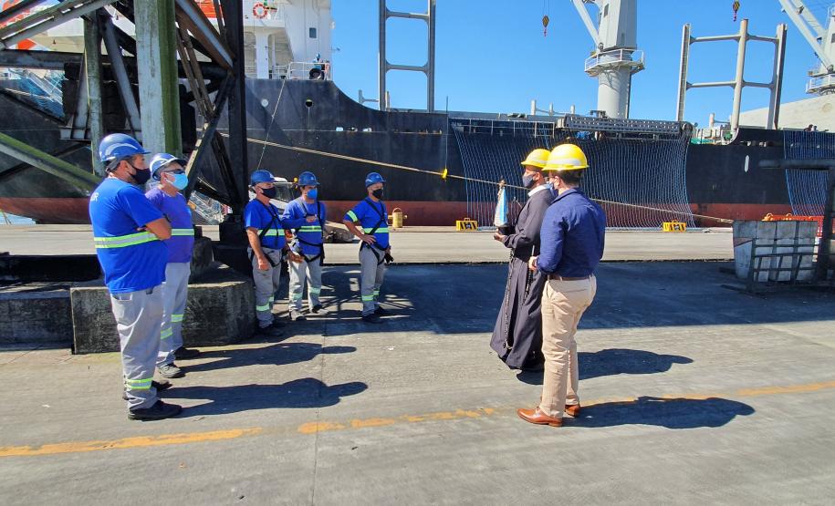 Os trabalhadores da Portos do Paraná, empresas terceirizadas, portuários avulsos e demais funcionários a serviço no Porto de Paranaguá receberam uma bênção especial na tarde desta terça-feira (3). As sedes administrativa e operacional foram uma das paradas da imagem de Nossa Senhora do Rocio na tradicional peregrinação que antecede a festa da padroeira do Estado.