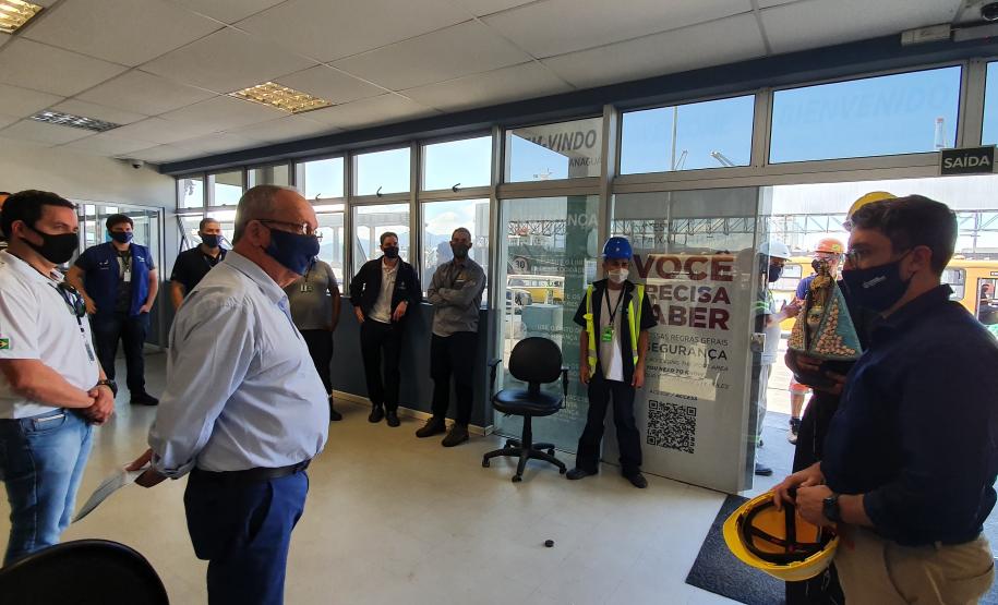 Os trabalhadores da Portos do Paraná, empresas terceirizadas, portuários avulsos e demais funcionários a serviço no Porto de Paranaguá receberam uma bênção especial na tarde desta terça-feira (3). As sedes administrativa e operacional foram uma das paradas da imagem de Nossa Senhora do Rocio na tradicional peregrinação que antecede a festa da padroeira do Estado.