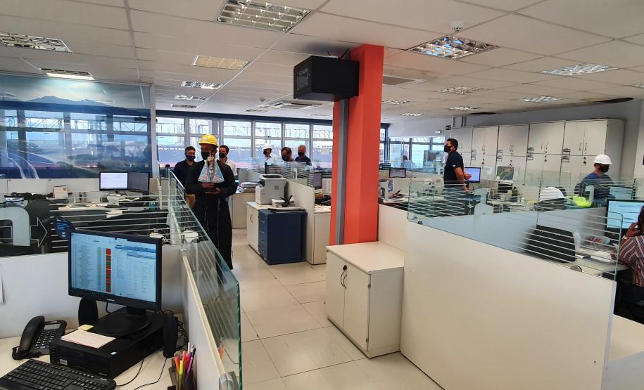 Os trabalhadores da Portos do Paraná, empresas terceirizadas, portuários avulsos e demais funcionários a serviço no Porto de Paranaguá receberam uma bênção especial na tarde desta terça-feira (3). As sedes administrativa e operacional foram uma das paradas da imagem de Nossa Senhora do Rocio na tradicional peregrinação que antecede a festa da padroeira do Estado.