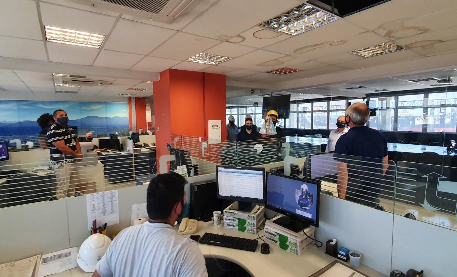 Os trabalhadores da Portos do Paraná, empresas terceirizadas, portuários avulsos e demais funcionários a serviço no Porto de Paranaguá receberam uma bênção especial na tarde desta terça-feira (3). As sedes administrativa e operacional foram uma das paradas da imagem de Nossa Senhora do Rocio na tradicional peregrinação que antecede a festa da padroeira do Estado.