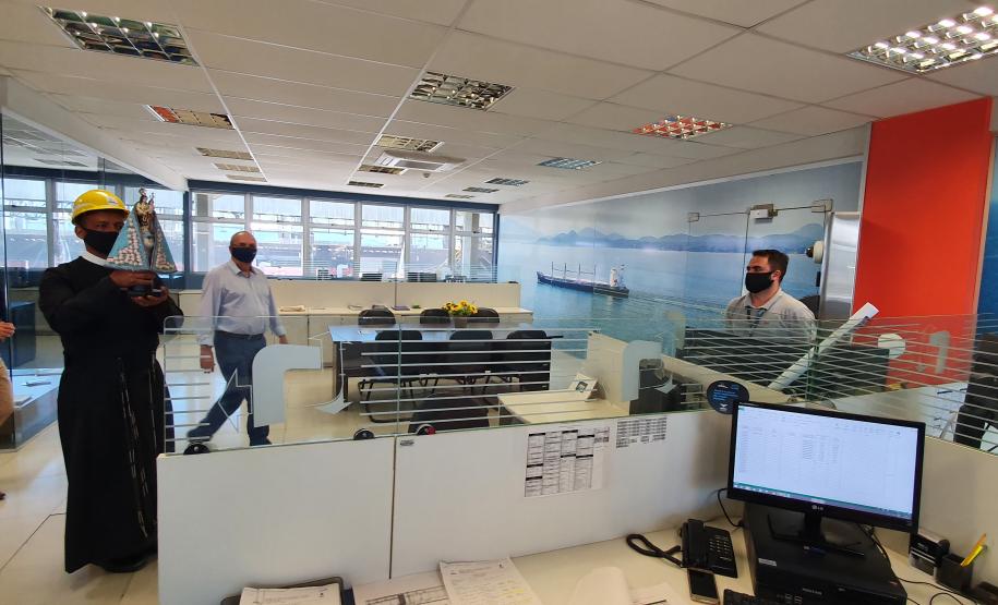 Os trabalhadores da Portos do Paraná, empresas terceirizadas, portuários avulsos e demais funcionários a serviço no Porto de Paranaguá receberam uma bênção especial na tarde desta terça-feira (3). As sedes administrativa e operacional foram uma das paradas da imagem de Nossa Senhora do Rocio na tradicional peregrinação que antecede a festa da padroeira do Estado.