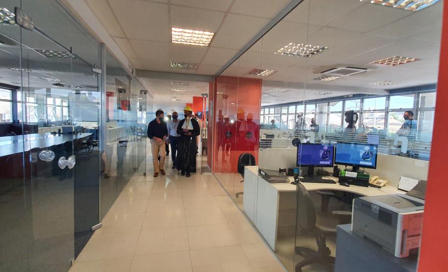 Os trabalhadores da Portos do Paraná, empresas terceirizadas, portuários avulsos e demais funcionários a serviço no Porto de Paranaguá receberam uma bênção especial na tarde desta terça-feira (3). As sedes administrativa e operacional foram uma das paradas da imagem de Nossa Senhora do Rocio na tradicional peregrinação que antecede a festa da padroeira do Estado.