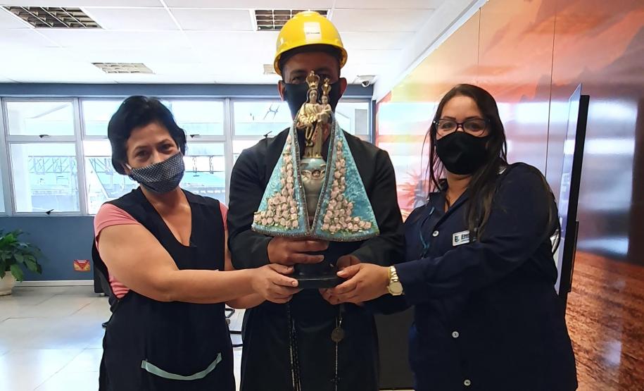 Os trabalhadores da Portos do Paraná, empresas terceirizadas, portuários avulsos e demais funcionários a serviço no Porto de Paranaguá receberam uma bênção especial na tarde desta terça-feira (3). As sedes administrativa e operacional foram uma das paradas da imagem de Nossa Senhora do Rocio na tradicional peregrinação que antecede a festa da padroeira do Estado.