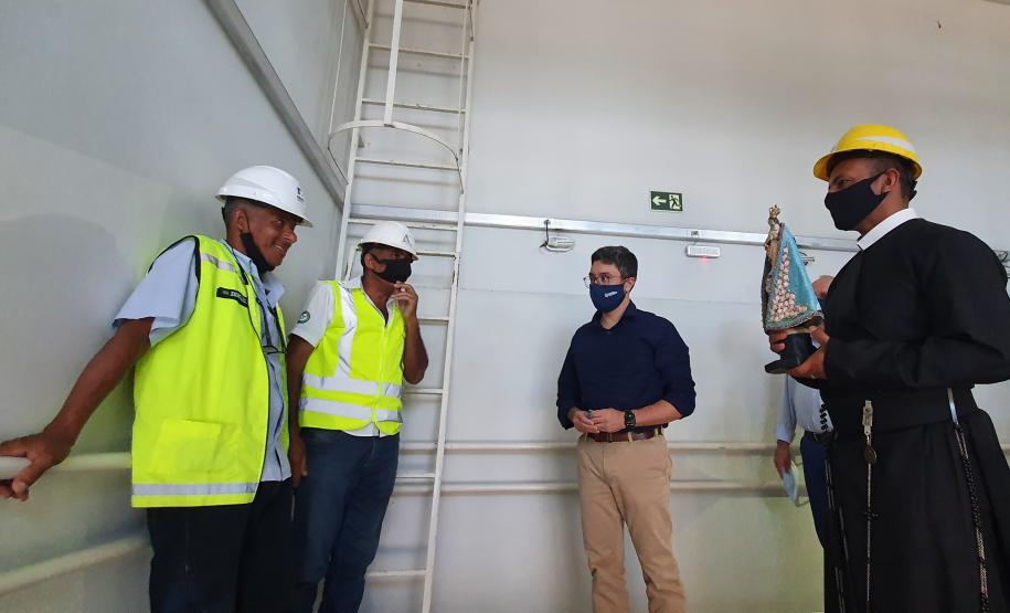 Os trabalhadores da Portos do Paraná, empresas terceirizadas, portuários avulsos e demais funcionários a serviço no Porto de Paranaguá receberam uma bênção especial na tarde desta terça-feira (3). As sedes administrativa e operacional foram uma das paradas da imagem de Nossa Senhora do Rocio na tradicional peregrinação que antecede a festa da padroeira do Estado.