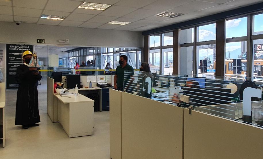 Os trabalhadores da Portos do Paraná, empresas terceirizadas, portuários avulsos e demais funcionários a serviço no Porto de Paranaguá receberam uma bênção especial na tarde desta terça-feira (3). As sedes administrativa e operacional foram uma das paradas da imagem de Nossa Senhora do Rocio na tradicional peregrinação que antecede a festa da padroeira do Estado.