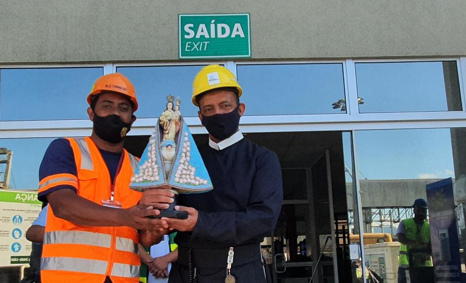 Os trabalhadores da Portos do Paraná, empresas terceirizadas, portuários avulsos e demais funcionários a serviço no Porto de Paranaguá receberam uma bênção especial na tarde desta terça-feira (3). As sedes administrativa e operacional foram uma das paradas da imagem de Nossa Senhora do Rocio na tradicional peregrinação que antecede a festa da padroeira do Estado.