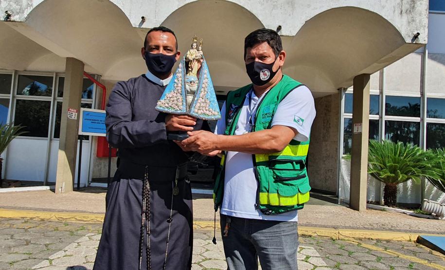 Os trabalhadores da Portos do Paraná, empresas terceirizadas, portuários avulsos e demais funcionários a serviço no Porto de Paranaguá receberam uma bênção especial na tarde desta terça-feira (3). As sedes administrativa e operacional foram uma das paradas da imagem de Nossa Senhora do Rocio na tradicional peregrinação que antecede a festa da padroeira do Estado.