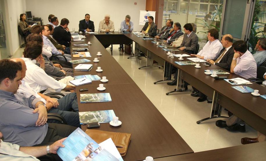 Governo e iniciativa privada se reunem