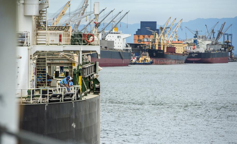 Otimização do uso do espaço de acostagem reflete positivamente em toda a comunidade portuária e agentes envolvidos nas operações. Manutenção do ritmo é possível graças aos investimentos contínuos em infraestrutura e aos esforços da comunidade e dos trabalhadores portuários.