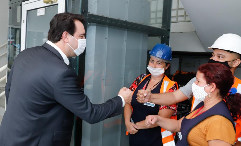 Faltando ainda um mês para acabar o ano, Paranaguá e Antonina batem recorde de 53,3 milhões de toneladas de cargas movimentadas – o maior volume da história. Ratinho Junior acompanhou a contagem regressiva e comemorou com os trabalhadores.