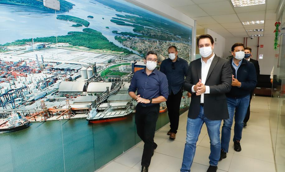 Faltando ainda um mês para acabar o ano, Paranaguá e Antonina batem recorde de 53,3 milhões de toneladas de cargas movimentadas – o maior volume da história. Ratinho Junior acompanhou a contagem regressiva e comemorou com os trabalhadores.