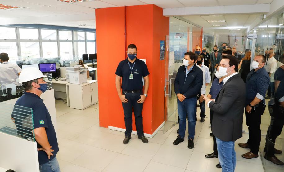 Faltando ainda um mês para acabar o ano, Paranaguá e Antonina batem recorde de 53,3 milhões de toneladas de cargas movimentadas – o maior volume da história. Ratinho Junior acompanhou a contagem regressiva e comemorou com os trabalhadores.