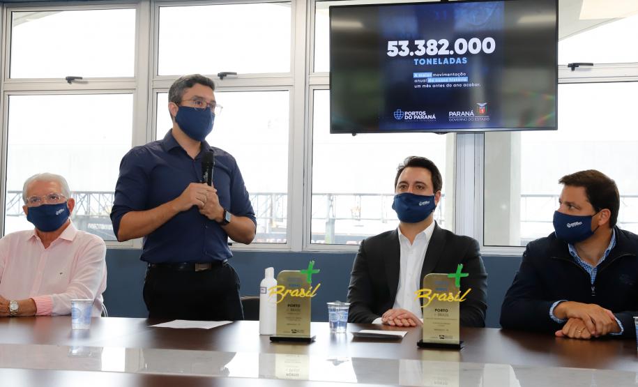 Faltando ainda um mês para acabar o ano, Paranaguá e Antonina batem recorde de 53,3 milhões de toneladas de cargas movimentadas – o maior volume da história. Ratinho Junior acompanhou a contagem regressiva e comemorou com os trabalhadores.