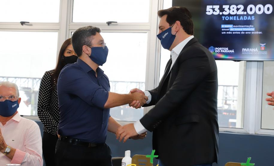 Faltando ainda um mês para acabar o ano, Paranaguá e Antonina batem recorde de 53,3 milhões de toneladas de cargas movimentadas – o maior volume da história. Ratinho Junior acompanhou a contagem regressiva e comemorou com os trabalhadores.