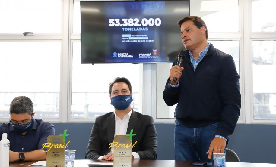 Faltando ainda um mês para acabar o ano, Paranaguá e Antonina batem recorde de 53,3 milhões de toneladas de cargas movimentadas – o maior volume da história. Ratinho Junior acompanhou a contagem regressiva e comemorou com os trabalhadores.