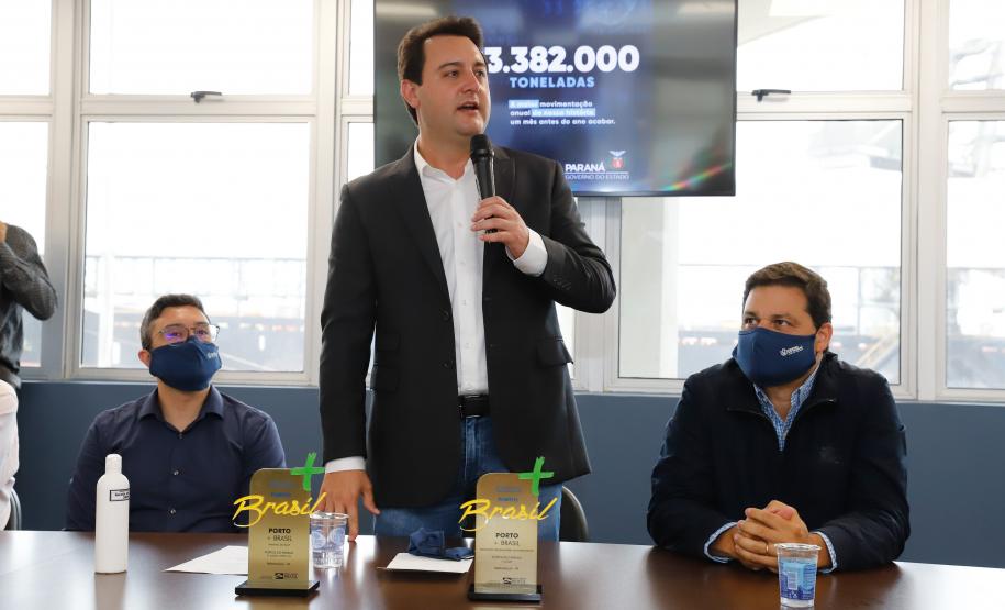 Faltando ainda um mês para acabar o ano, Paranaguá e Antonina batem recorde de 53,3 milhões de toneladas de cargas movimentadas – o maior volume da história. Ratinho Junior acompanhou a contagem regressiva e comemorou com os trabalhadores.